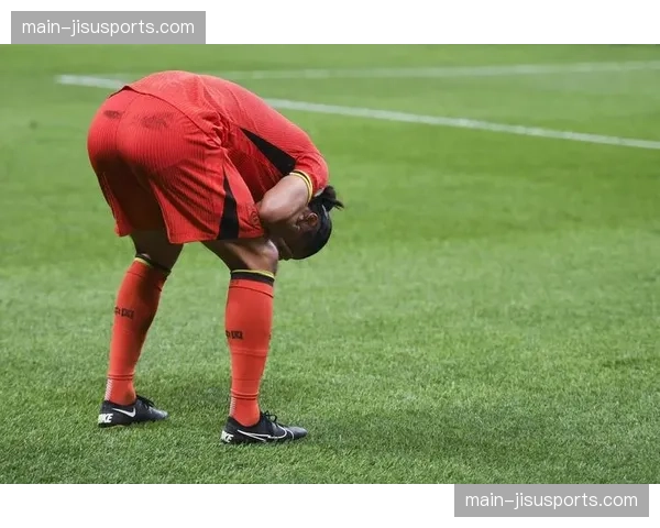 特写:终场哨响,确定降级的达姆施塔特队长跪地久久不起 特写:终场哨响,确定降级的达姆施塔特队长跪地久久不起